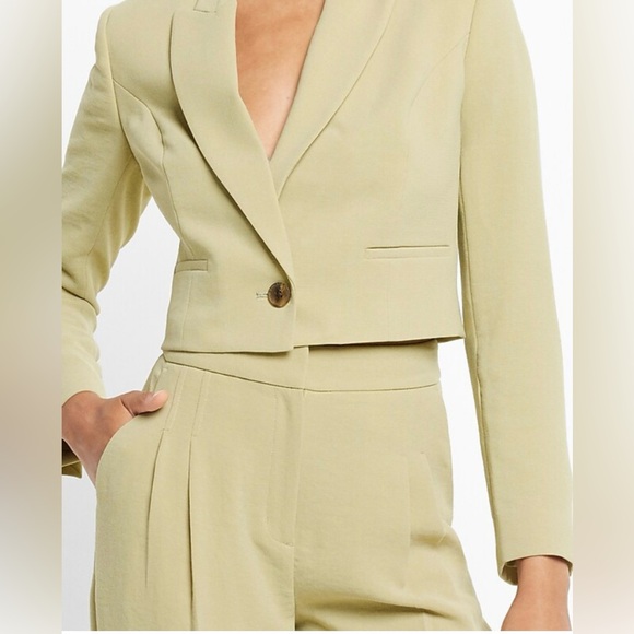 NWT Peak Lapel One Button Cropped Blazer - Medium - Picture 3 of 7